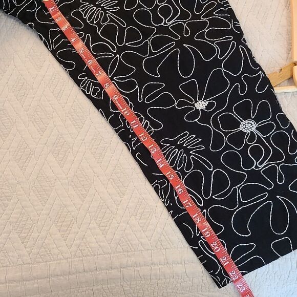 Talbots Black and White Floral Embroidered Capris Size 14 - Picture 10 of 13